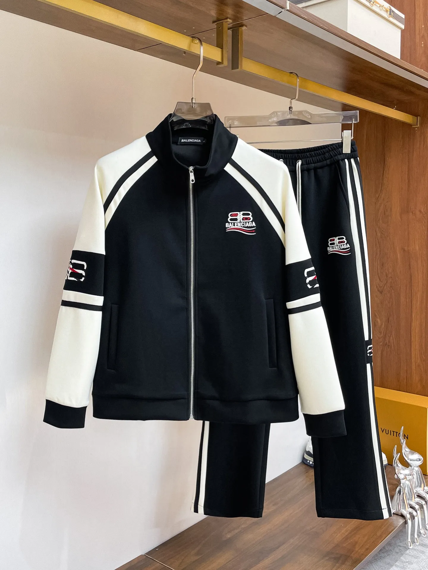 Balenciaga 2026 New Arrival counter Same Style casual suit, Breathable, comfortable and casual! Full of high-end feel! The details are exquisite and high-end, and the workmanship is impeccable! The original Premium fabric is very high-end! The fabric is crisp and anti-wrinkle Wear-Resistant, warm, neat and stylish. Everyone must buy a set this autumn and winter. They must look cool and cool when wearing them. We especially recommend Sizes M-3XL